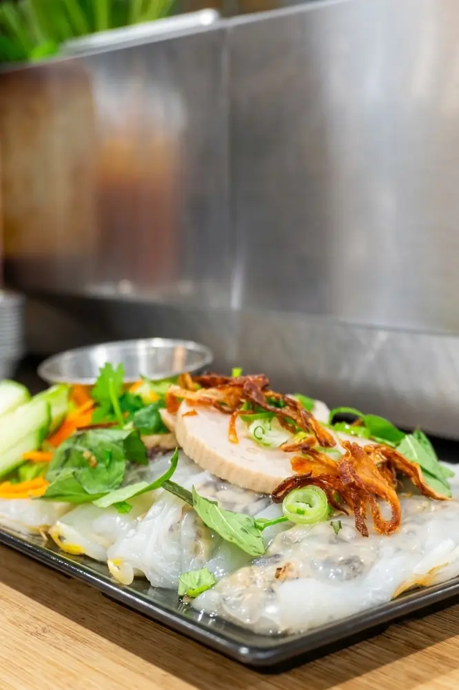 Bánh cuốn : crêpes de riz vapeur au porc, oignons frits et herbes