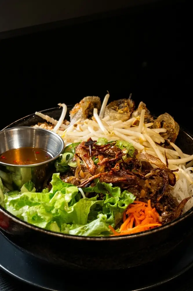 Bo bún au bœuf sauté, vermicelles, crudités et sauce nuoc-mâm
