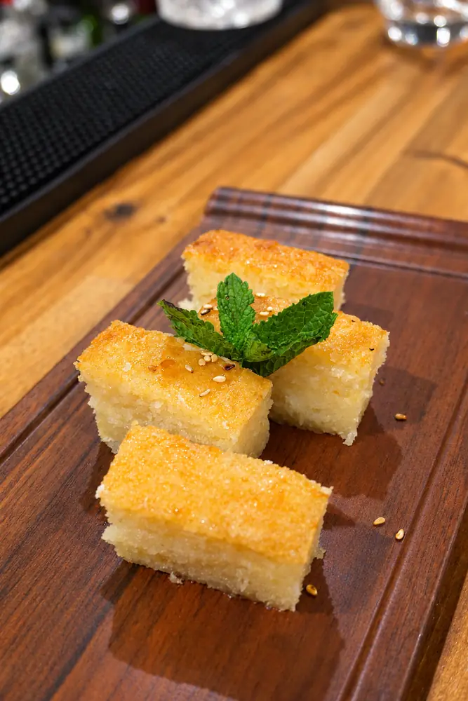 Gâteau de manioc doré aux graines de sésame et à la menthe