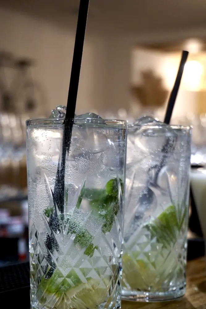 Deux mojitos glacés à la menthe et au citron vert