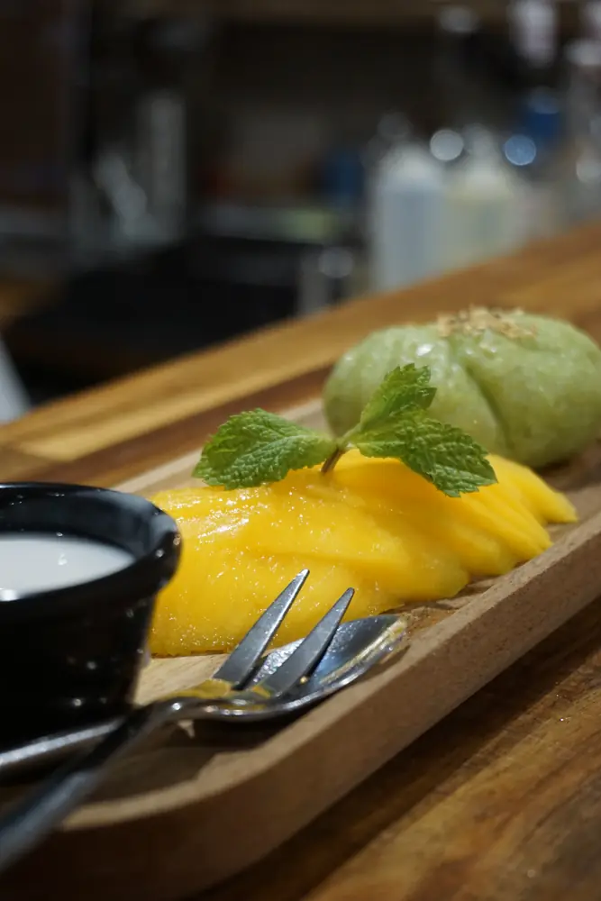 Riz gluant à la mangue, lait de coco et feuille de menthe