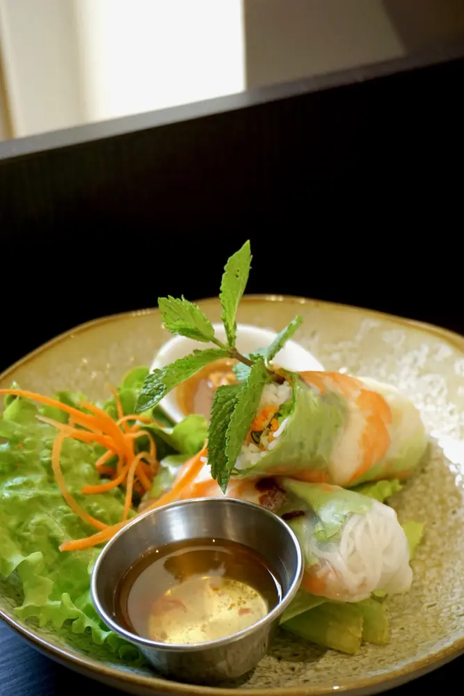 Rouleaux de printemps frais et sauce nuoc-mâm