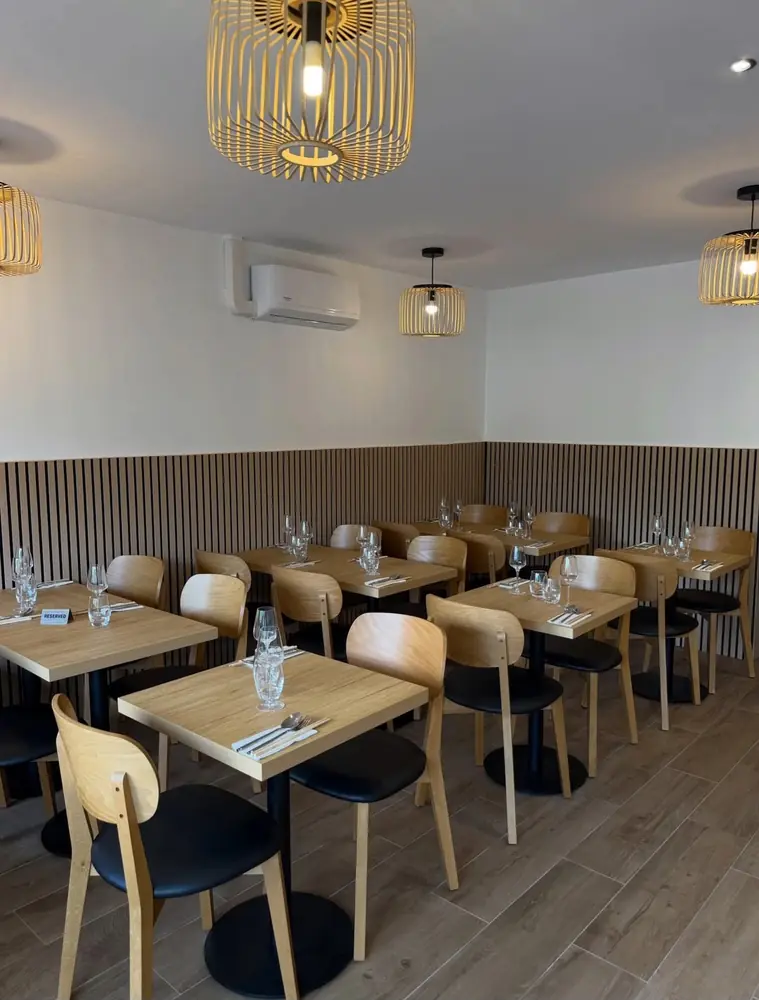 Salle du restaurant, tables en bois et suspensions en bambou